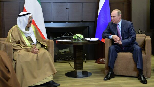Президент России Владимир Путин и эмир государства Кувейт Сабах Аль-Ахмед Ас-Сабах во время встречи в сочинской резиденции Бочаров ручей