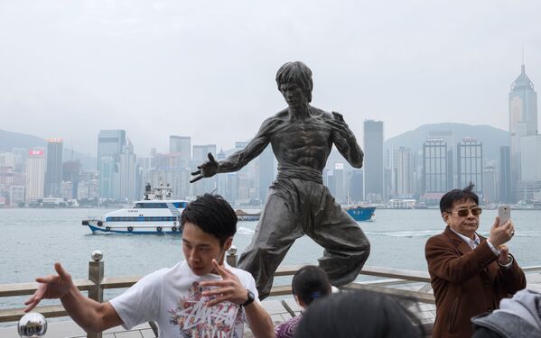 Памятник Брюсу Ли, расположенный на набережной в Гонконге