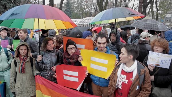 Активисты ЛГБТ под радужными зонтами митинговали в Киеве за евроинтеграцию