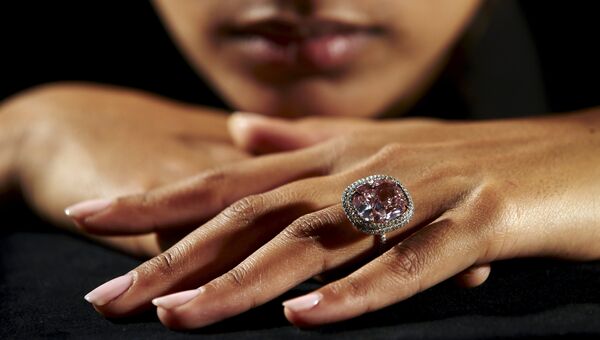 Кольцо с 16-тикаратным розовым бриллиантом продали на аукционе в Швейцарии