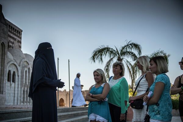 Российские туристы во время посещения главной мечети в египетском городе Шарм-эш-Шейхе