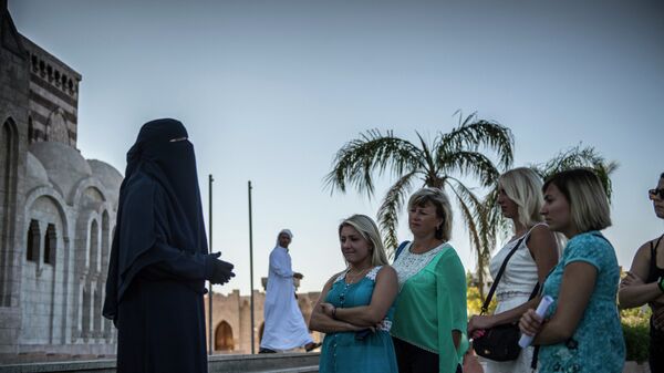 Российские туристы во время посещения главной мечети в египетском городе Шарм-эш-Шейхе