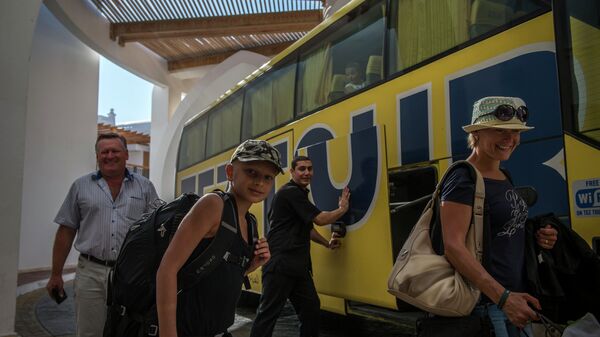 Российские туристы во время посадки в автобус российского туроператора в египетском городе Шарм-эш-Шейхе