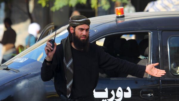 Член коалиции повстанческих групп контролирует дорогу в городе Идлиб, Сирия. Ноябрь 2015