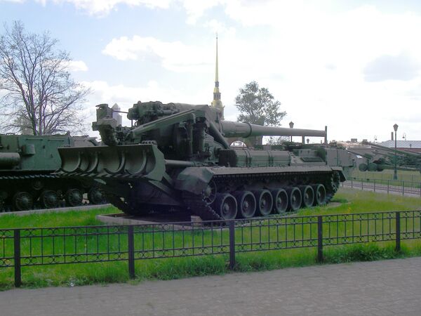 203-мм самоходная артиллерийская установка 2С7 Пион (вид сзади) в Артиллерийском музее Санкт-Петербурга