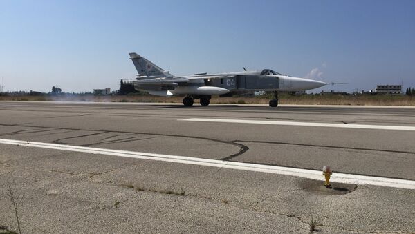 Российские самолеты садятся на аэродроме Хмеймим в Сирии после выполнения боевого задания. Архивное фото