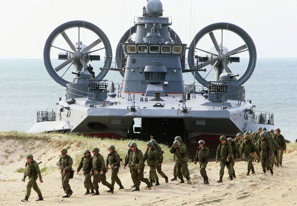 Малый десантный корабль на воздушной подушке (МДКВП) Мордовия и военнослужащие береговых войск на полигоне Балтийского флота в Калининградской области