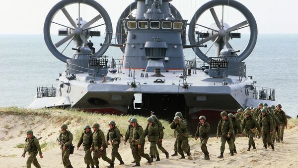Малый десантный корабль на воздушной подушке (МДКВП) Мордовия и военнослужащие береговых войск на полигоне Балтийского флота в Калининградской области