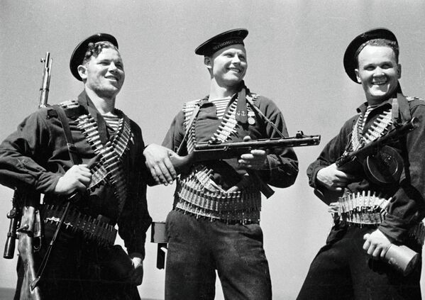Три морских пехотинца с оружием в руках. 1941 год