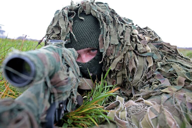 Военнослужащий на учениях морских пехотинцев береговых войск Балтийского флота в рамках подготовки ко дню морской пехоты в Калининградской области