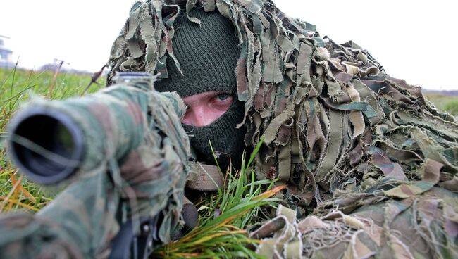 Военнослужащий на учениях морских пехотинцев береговых войск Балтийского флота в рамках подготовки ко дню морской пехоты в Калининградской области