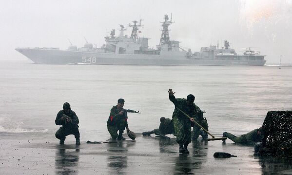 Действия морской пехоты по захвату плацдарма на берегу на генеральной репетиции военно-морского парад посвященного Дню Военно-морского флота во Владивостоке