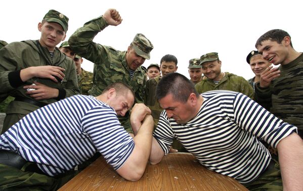 Морские пехотинцы во время соревнований по армспорту в воскресный день