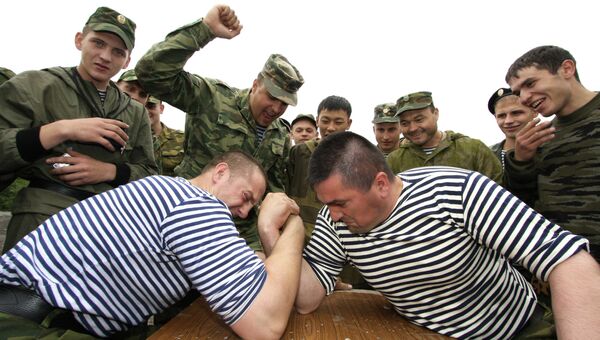 Морские пехотинцы во время соревнований по армспорту