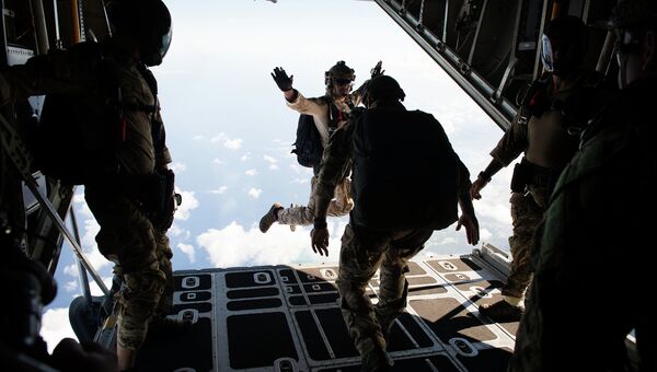 Прыжок военнослужащего США с самолета C-130 Hercules в ходе отработки свободного падения