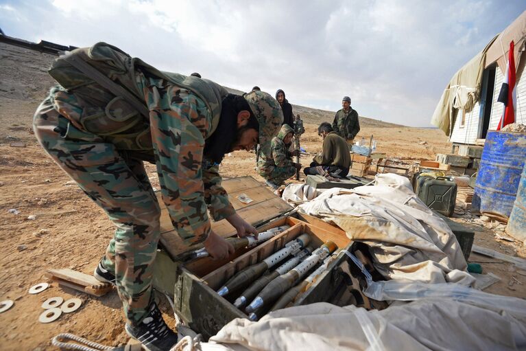 Солдаты Сирийской Арабской Армии (САА) на боевых позициях в районе города Пальмира