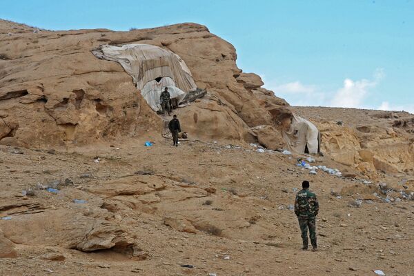 Солдаты Сирийской Арабской Армии (САА) на боевых позициях в районе города Пальмира