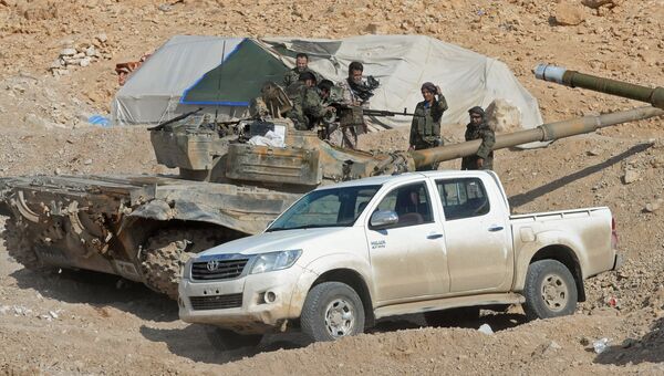 Солдаты Сирийской Арабской Армии (САА) на боевых позициях в районе города Пальмира. Архивное фото