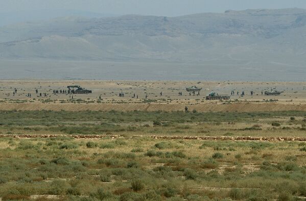 Солдаты Сирийской Арабской Армии (САА) во время наступления в районе города Пальмира