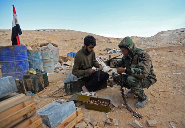 Солдаты Сирийской Арабской Армии (САА) на боевых позициях в районе города Пальмира