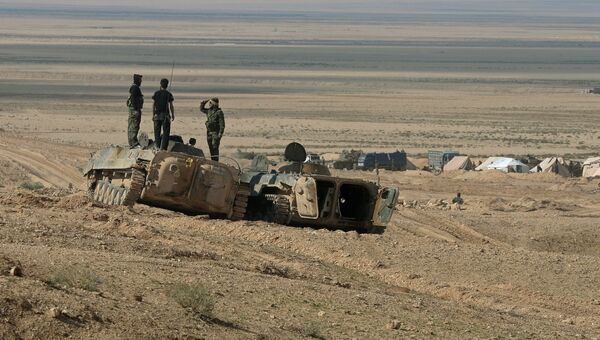 Солдаты Сирийской Арабской Армии (САА) на боевых позициях в районе города Пальмира. Архивное фото
