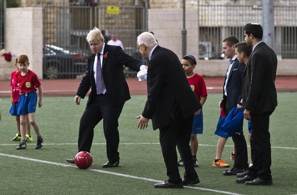 Мэр Лондона Борис Джонсон и президент Израиля Реувен Ривлин играют в футбол во время старта нового футбольного сезона организации Equalizer, Израиль