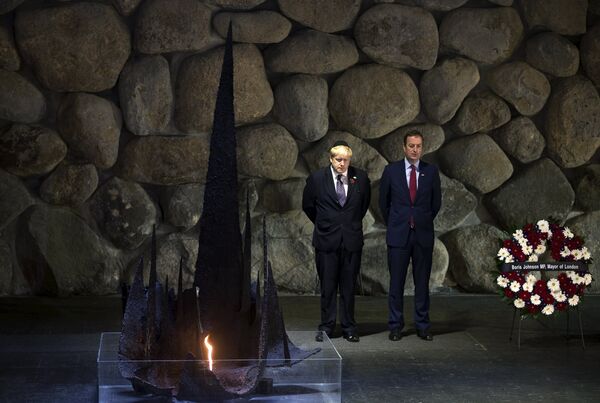 Мэр Лондона Борис Джонсон и посол Великобритании в Израиле Дэвид Куорри в музее Яд ва-Шем на церемонии памяти жертв Холокоста, Израиль