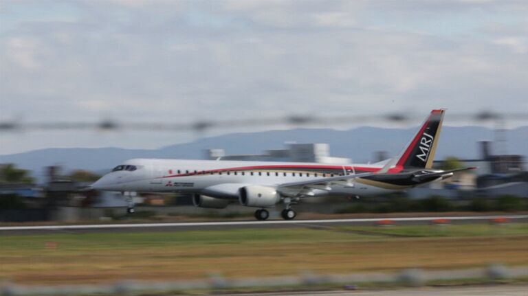 Японцы аплодисментами встретили приземление нового реактивного самолета MRJ Японцы аплодисментами встретили приземление нового реактивного самолета MRJ