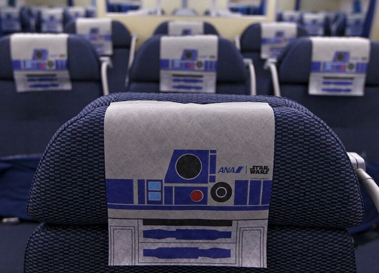 Подголовник R2D2 на борту тематического самолета Boeing 787 Dreamliner авиакомпании All Nippon Airways (ANA). Аэропорт Чанги, Сингапур, 2015 год