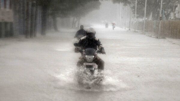 Затопленная в результате проливных дождей улица в городе Ченнаи, Индия