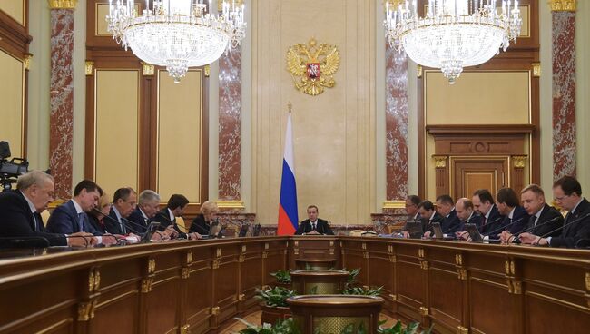 Председатель правительства РФ Дмитрий Медведев (в центре) проводит совещание с членами кабинета министров РФ в Доме правительства РФ. Архивное фото