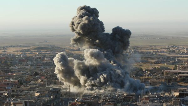Дым на месте ударов ВВС США в Синджаре, Ирак