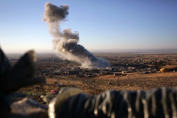 Дым на месте ударов ВВС США в Синджаре, Ирак