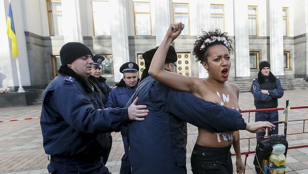 Активистка Femen около Верховной Рады, Украина