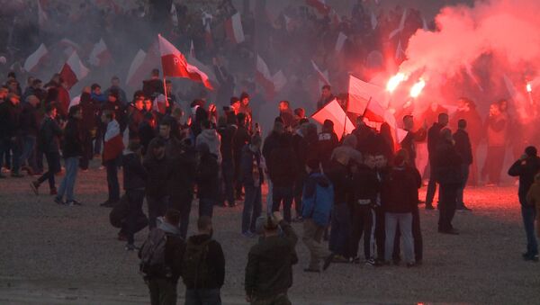 Десятки тысяч поляков в дыму петард прошли по Варшаве на Марше независимости
