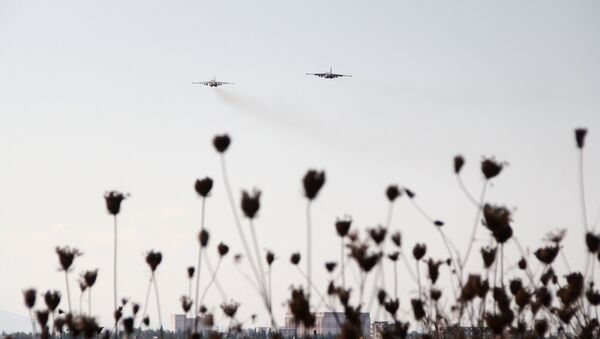 Российские штурмовики Су-25 в небе над авиабазой Хмеймим в Сирии. Архивное фото