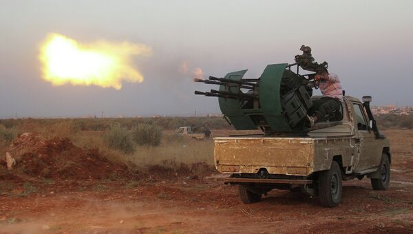 Машина оборудованная тяжелым пулеметом ведет огонь по правительственным войскам в Сирии