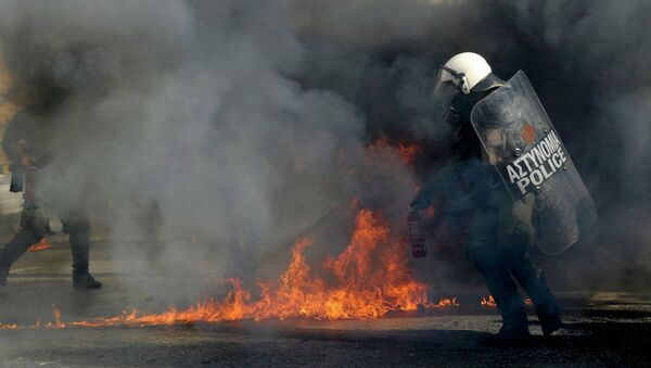 Сотрудники полиции во время 24-часовой забастовки в Афинах, Греция