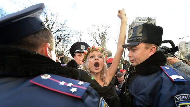 Активистка Femen около Верховной Рады, Украина