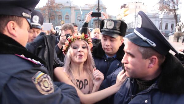Полицейские закрывали собой раздевшихся у Рады активисток Femen от прохожих