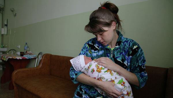 Женщина с младенцем. Архивное фото