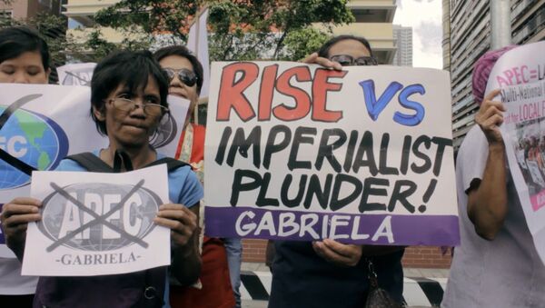 Женщины с плакатами против военных баз выстроились у посольства США в Маниле