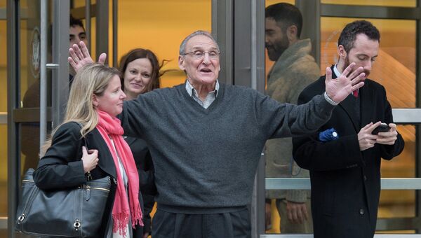 Американский мафиози Винсент Винни Азаро выходит из здания Бруклинского суда в Нью-Йорке, США