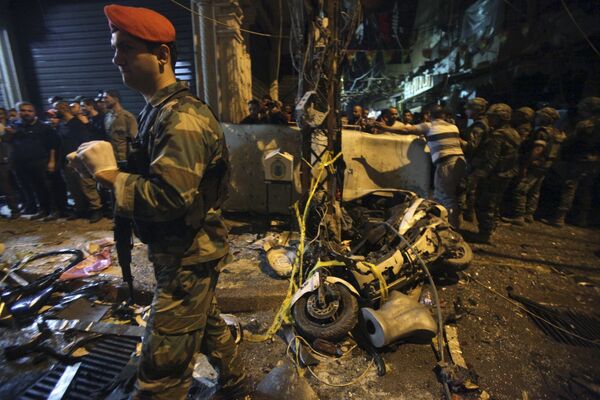 Солдат ливанской армии на месте двойного теракта в южном пригороде Бейрута