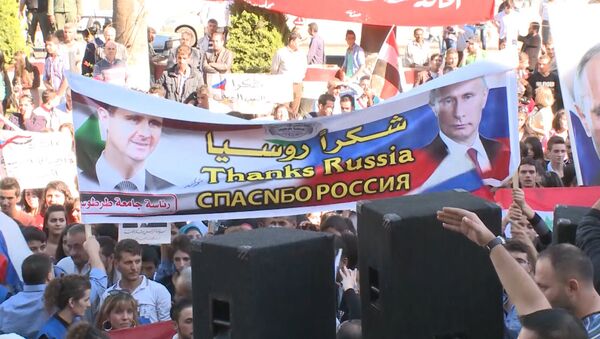 Сирийцы с портретами Путина и Асада танцевали на митинге в поддержку ВКС РФ