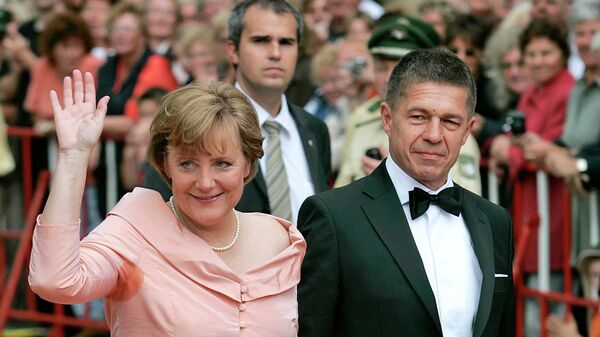 Канцлер Германии Ангела Меркель и ее муж Иоахим Зауэр на открытии Байрёйтского фестиваля