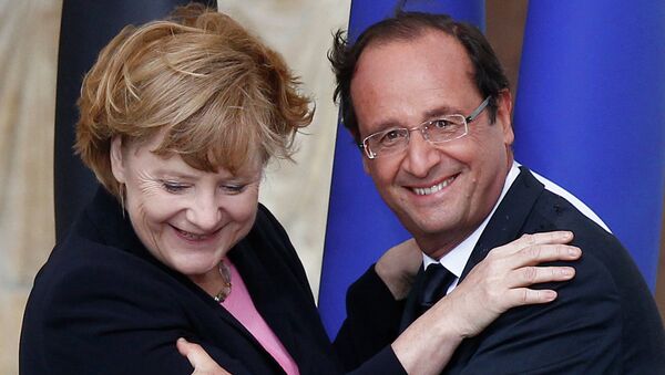 Президент Франции Франсуа Олланд и канцлер Германии Ангела Меркель во время церемонии в честь 50-летия возобновления франко-германских отношений после Второй мировой войны
