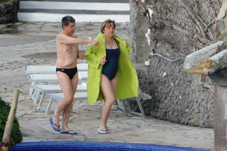 Канцлер Германии Ангела Меркель и ее муж Иоахим Зауэр во время отдыха в Италии