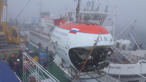 Подготовка глубоководного аппарата Мир-1 к спуску на дно Байкала. Архивное фото