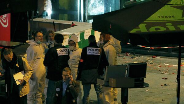 Полиция у бара в районе стадиона Stade de France, где прогремели взрывы
